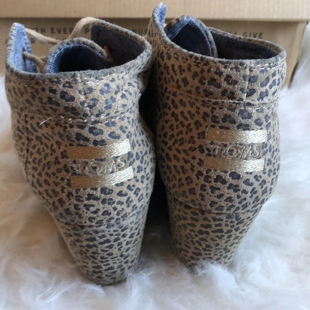 TOMS desert leopard print lace up wedges 6